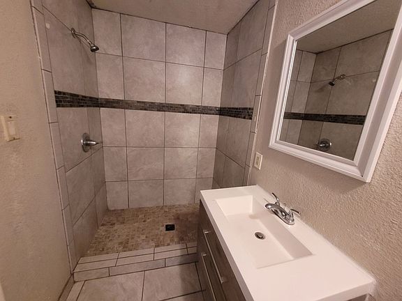 5th image of 1131 S Avenue C
