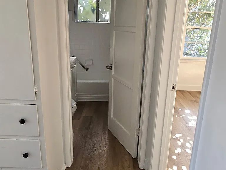 1215 S Fairfax 1 Bedroom Bathroom