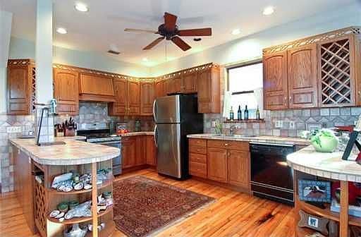 4th image of 3010 W Chapin Ave