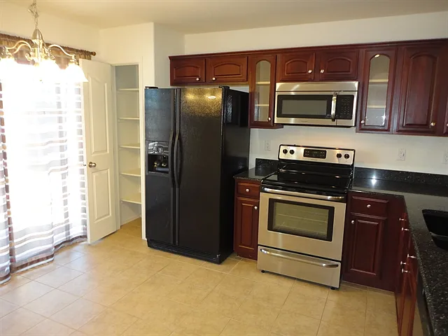 3 bed, 2.0 bath, 1107 sqft, $1,665 — Photo 3