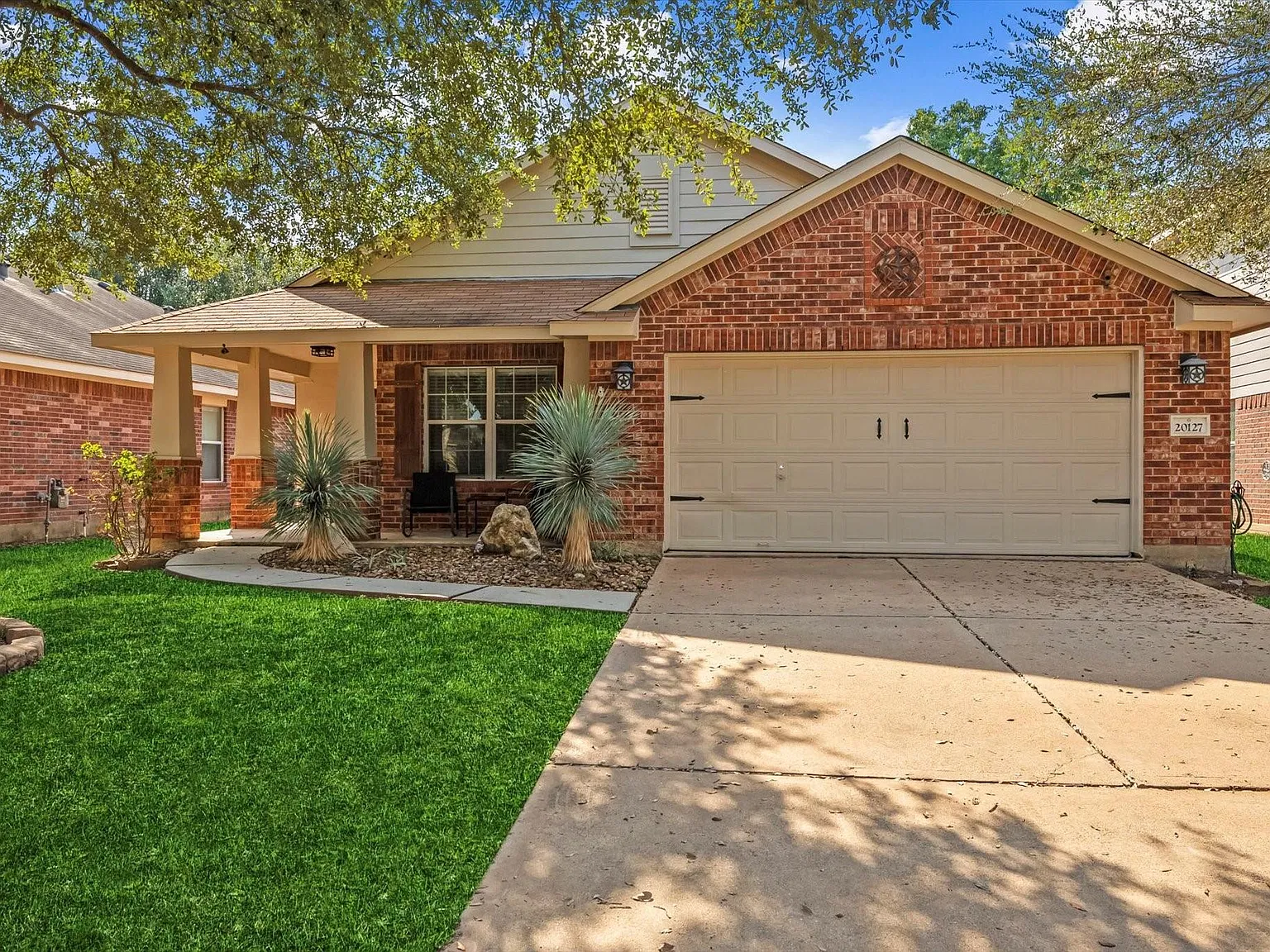 4 bed, 2.0 bath, 1940 sqft, $2,400 — Photo 2