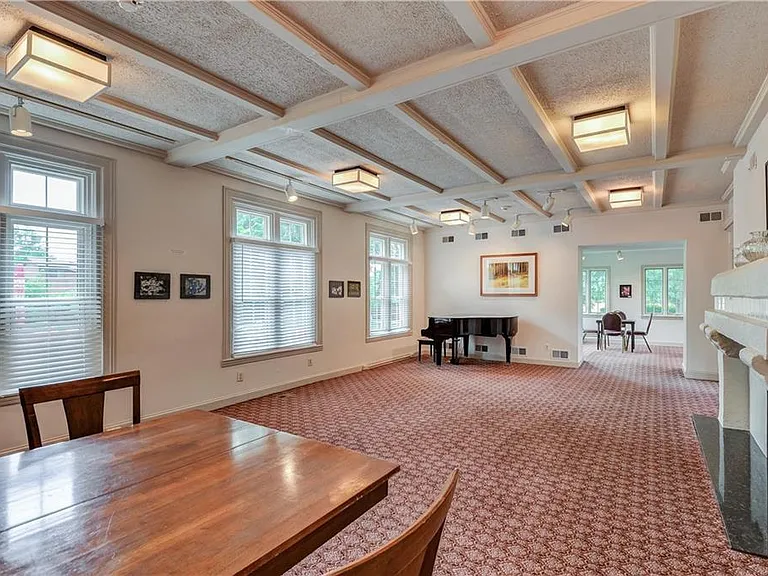 2115 Sayre Dr — Photo 2