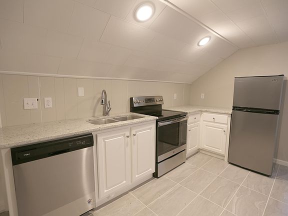 3rd image of 4000 Woodlawn Dr #B