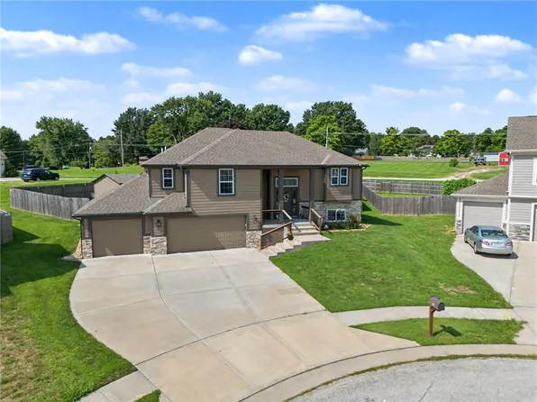 1401 NE 182nd St, Smithville, MO 64089
