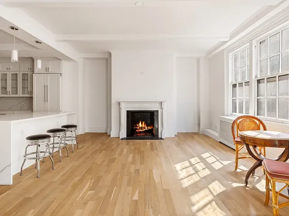 901 Lexington Avenue image 9 of 20