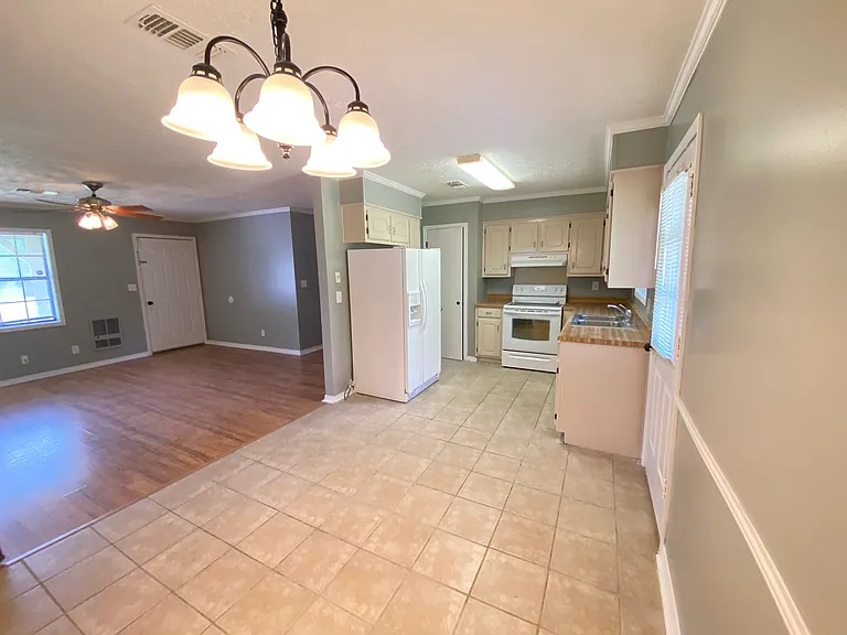 209 Belle Cir — Photo 3