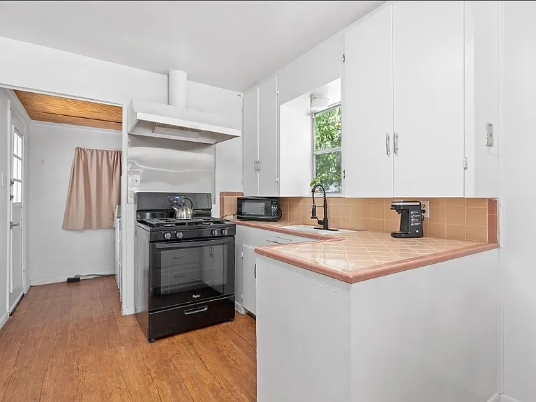 1504 Drake Ave — Photo 5