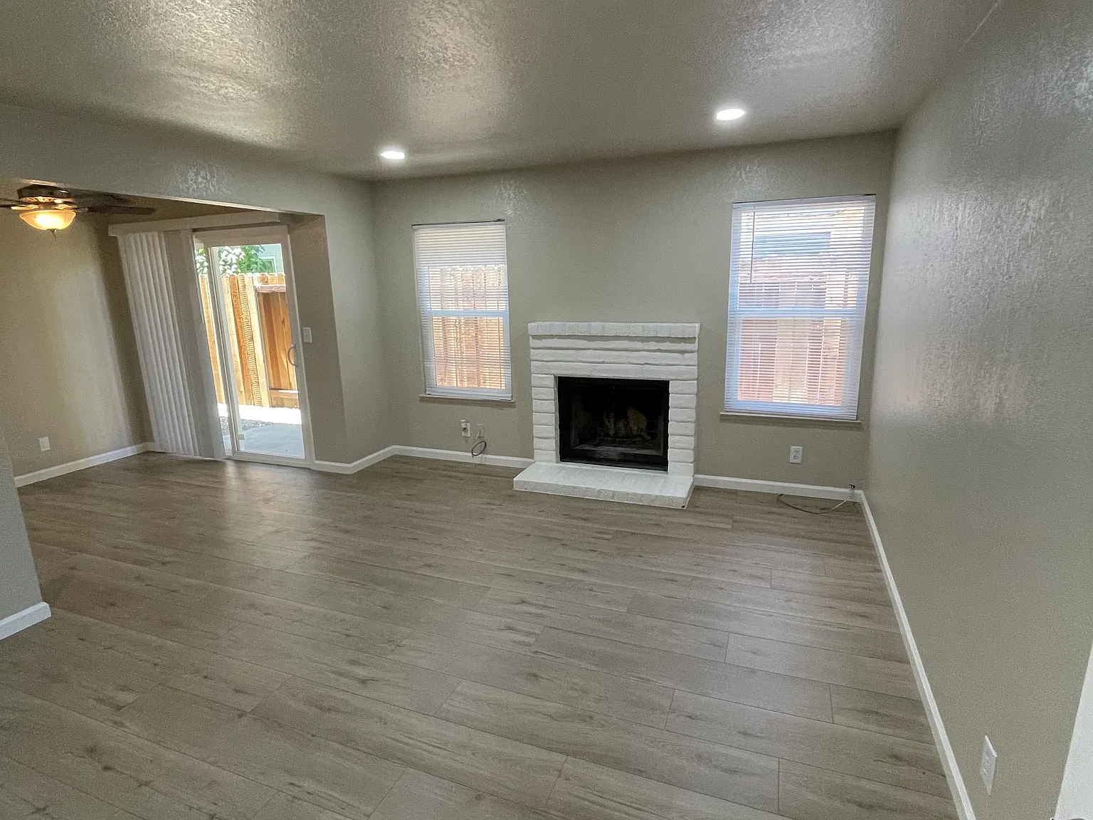 2 bed, 900 sqft, $2,100 — Photo 2