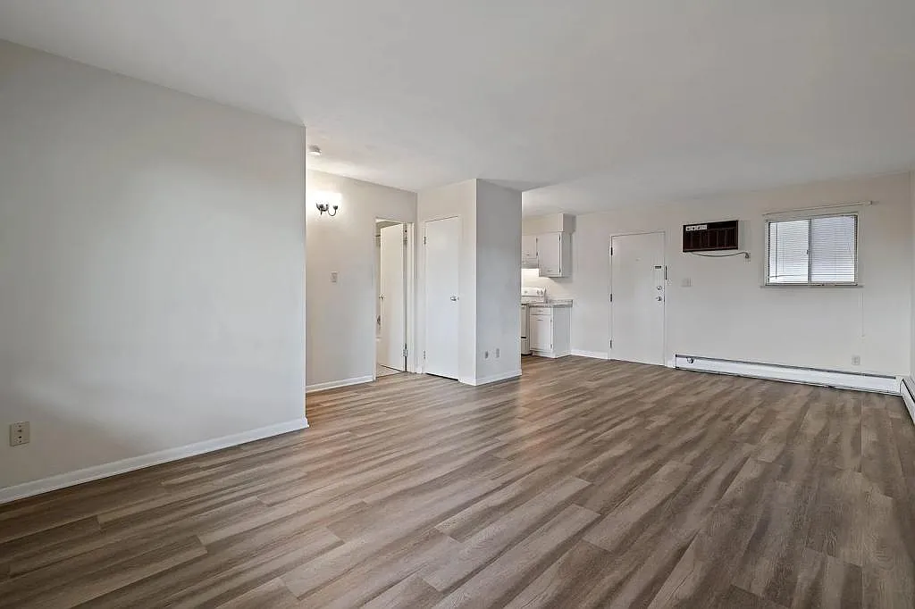515 Riverview Dr — Photo 2