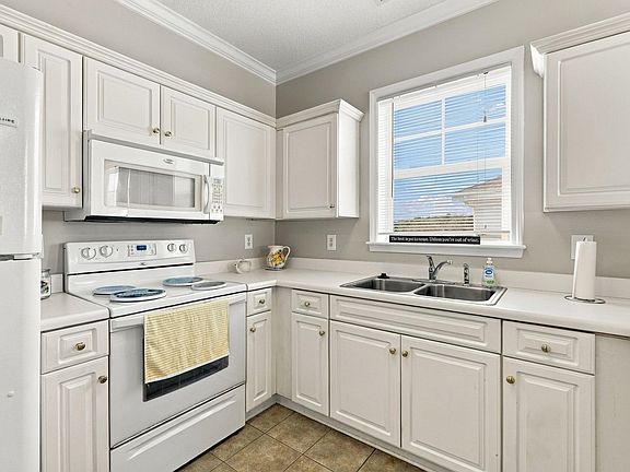 4th image of 200 Castle Dr. #1366