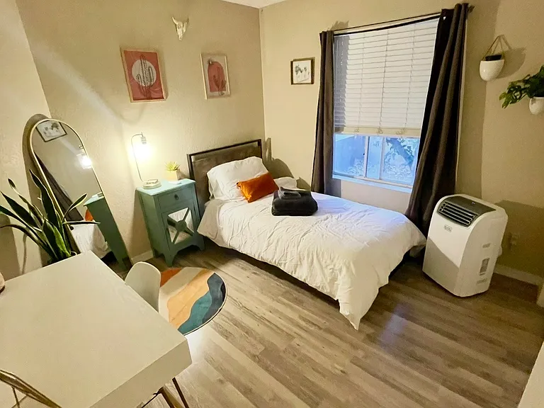 Guest room 2 (twin bed)