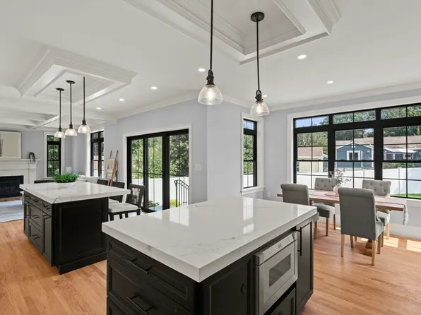 23 Day Cir, Woburn, MA 01801