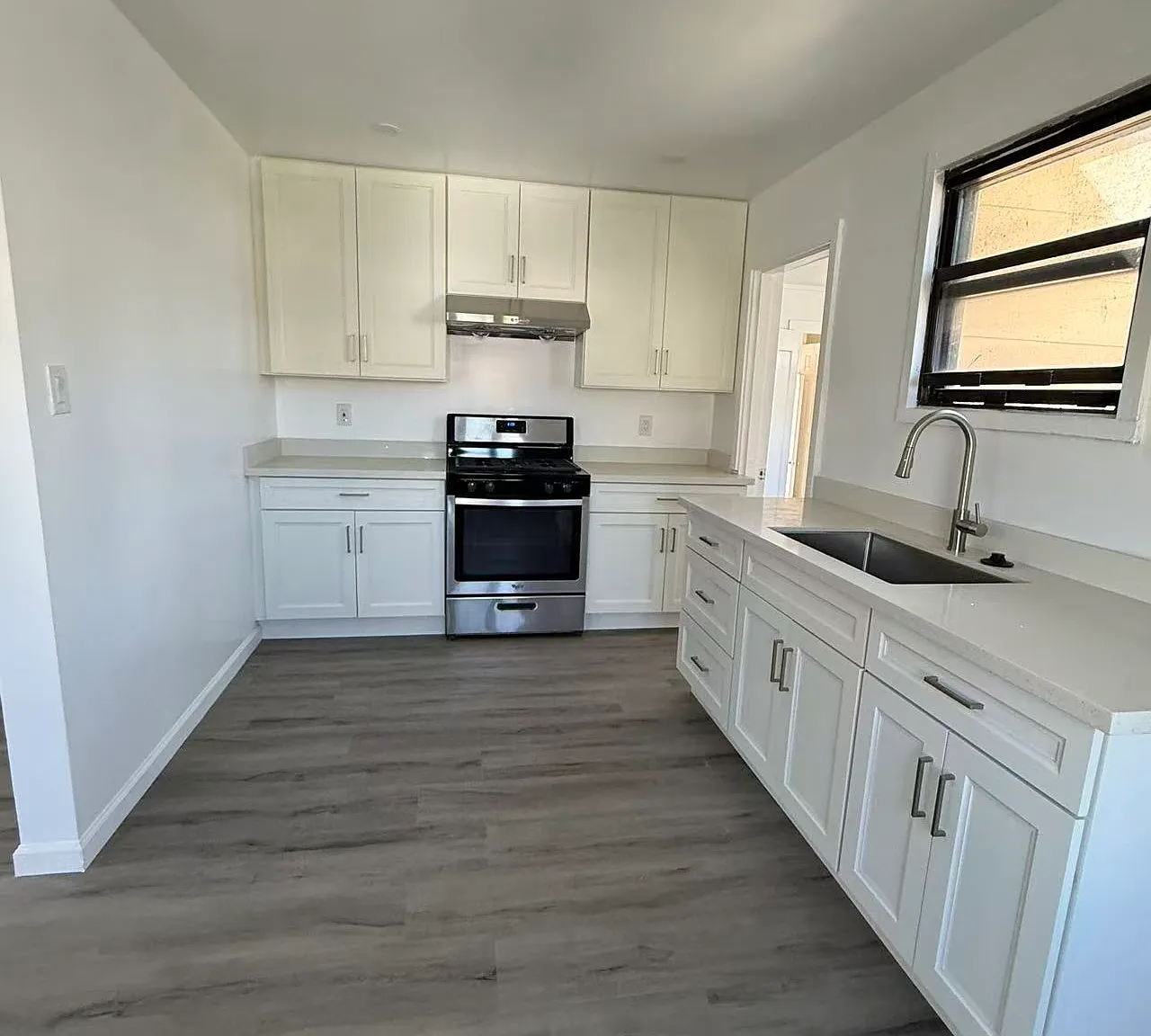 3 bed, 910 sqft, $3,800 — Photo 1