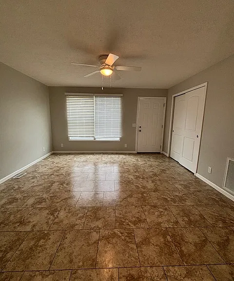 911 N Riverside Dr — Photo 27