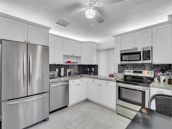 2260 Seagrape Cir, Pompano Beach, FL 33066