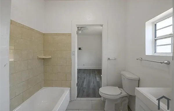 204 W 52nd Pl — Photo 7