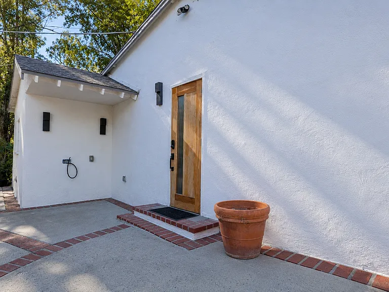 4711 Tyrone Ave — Photo 50