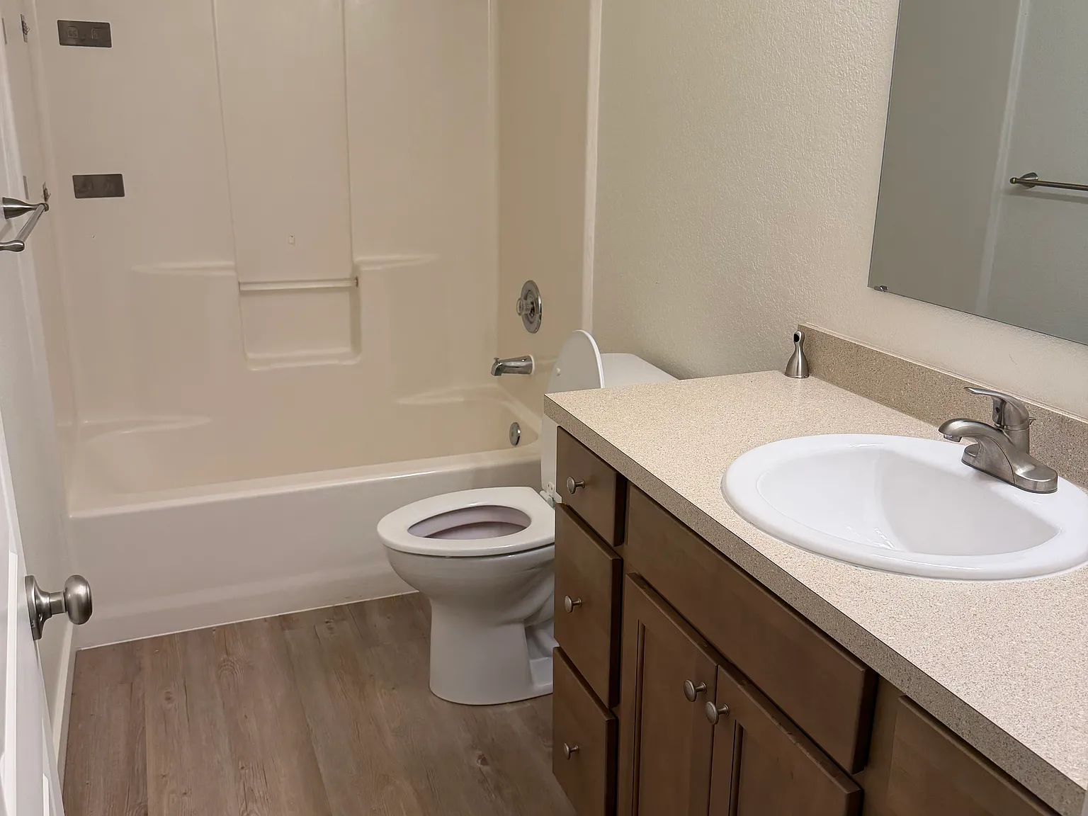4 bed, 1358 sqft, $2,975 — Photo 3
