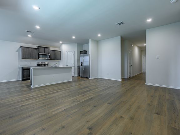 5th image of 1008 N River Oaks Ln