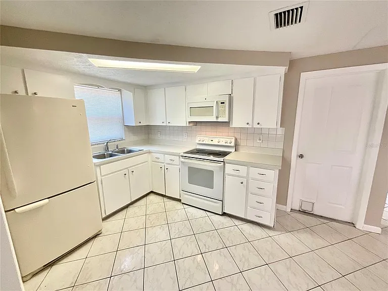 3054 Primrose Dr — Photo 2