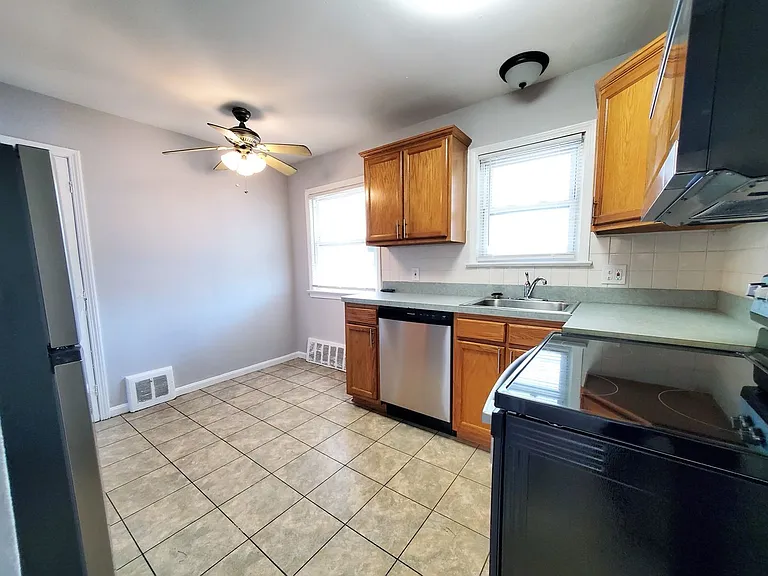 18512 Lewis Dr — Photo 6