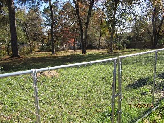 Double gate to backyard
