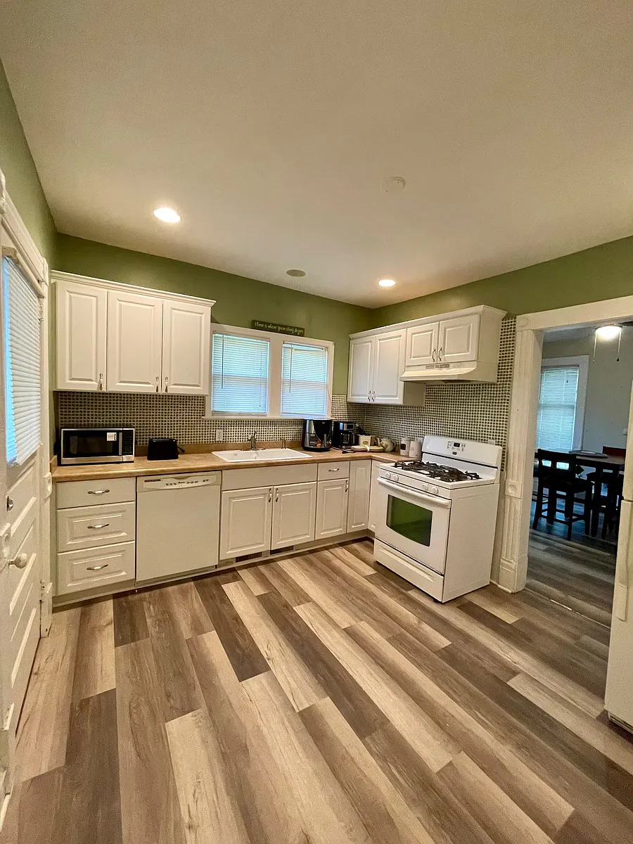Building Photo - 629 Crescent St NE #1