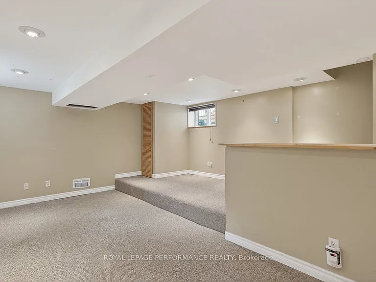 313 Lebreton St S — Photo 35