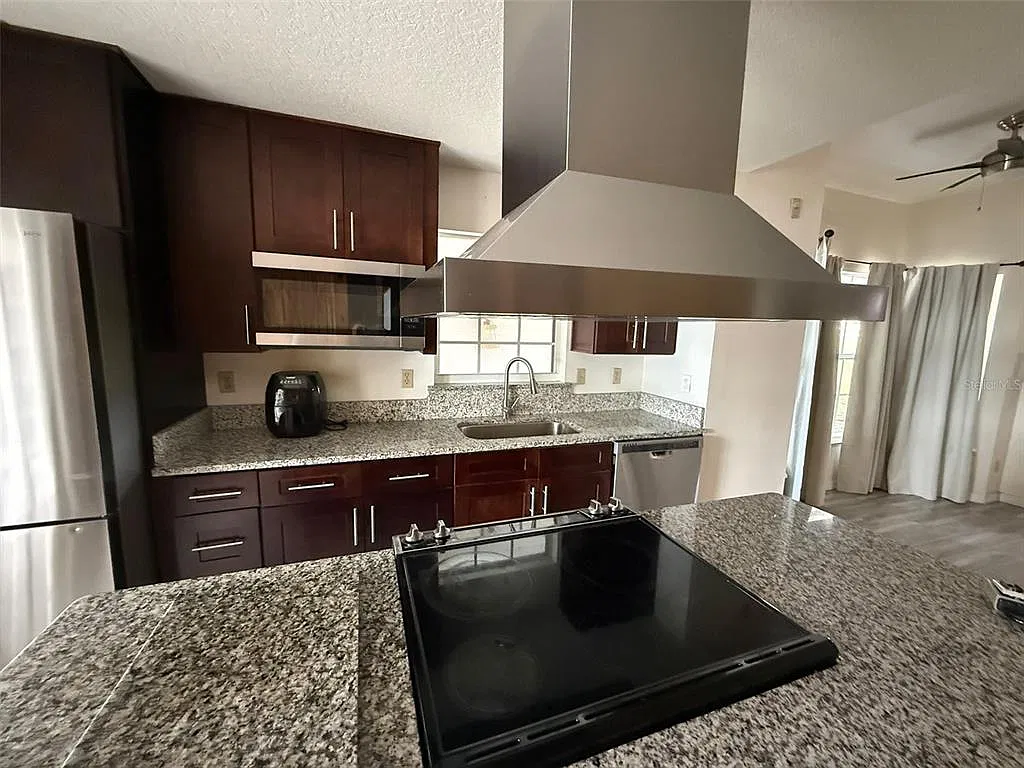 3 bed, 2.0 bath, 1295 sqft, $2,300 — Photo 3