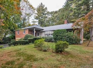 391 Frost Pond Rd, Glen Head, NY 11545
