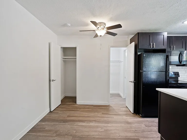 Hillside Apartments — Photo 23