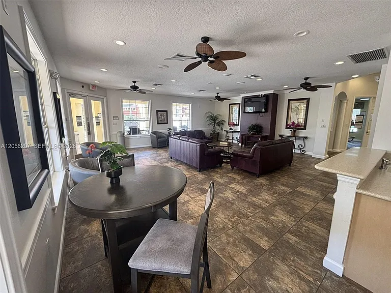 1037 Park Ridge Cir — Photo 8