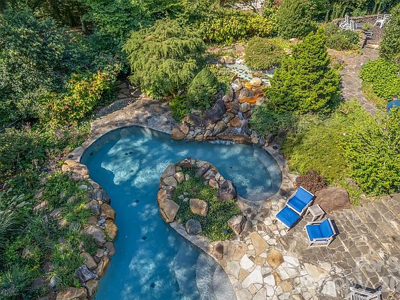 4th image of 447 N Washington St