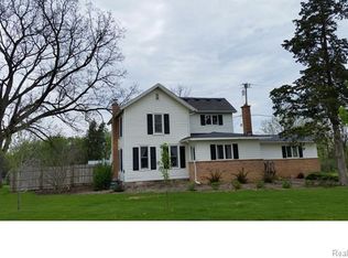 10297 Fairlane Dr, South Lyon, MI