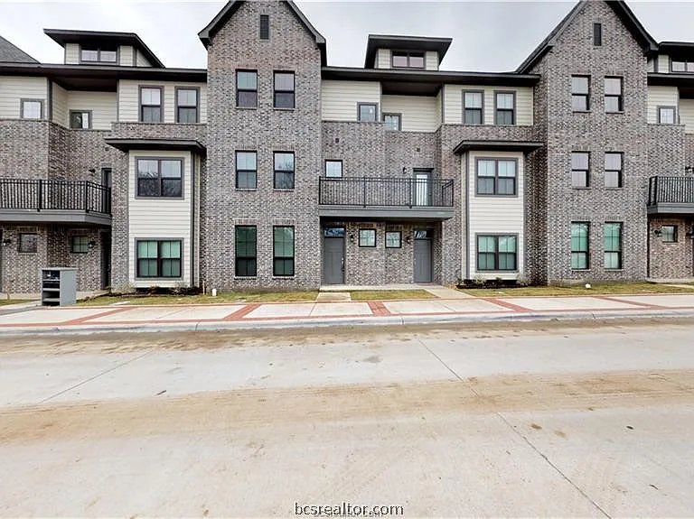 604 Clay St — Photo 1