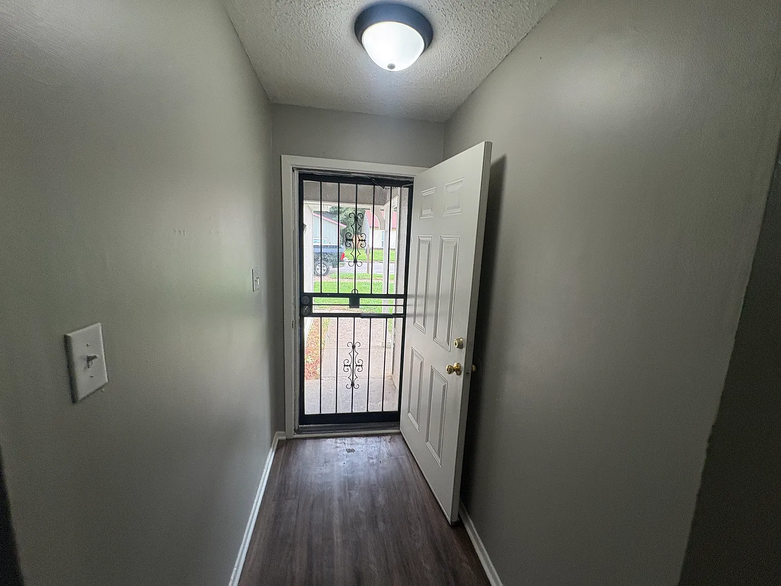 Renovated 4-Bedroom 2 Bathroom Home — Photo 3