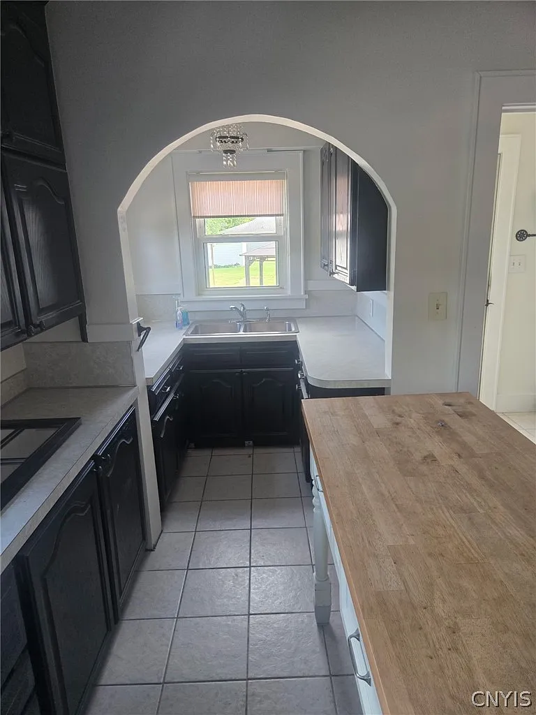 4 bed, 1.0 bath, 3894 sqft, $3,000 — Photo 4