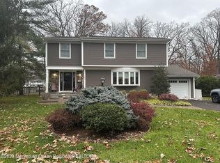 106 Briarwood Dr E, Berkeley Heights, NJ 07922