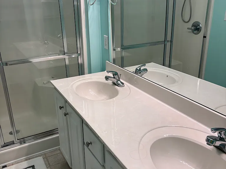 master bath 2 sinks and step in shower