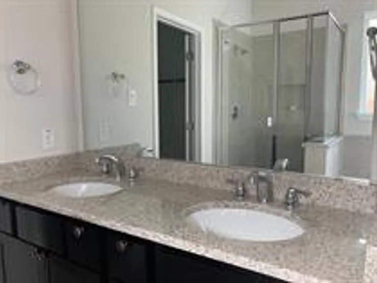 136 Green Knoll Ln — Photo 3