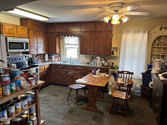 4th image of 827 W Chestnut St