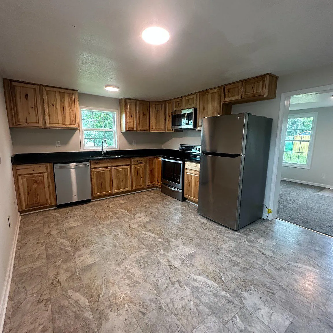 3 bed, 1.0 bath, 984 sqft, $1,800 — Photo 3
