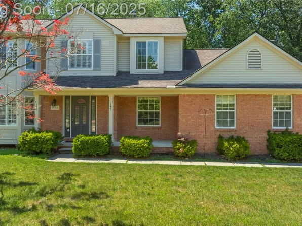 1844 Heron View Dr, West Bloomfield, MI 48324