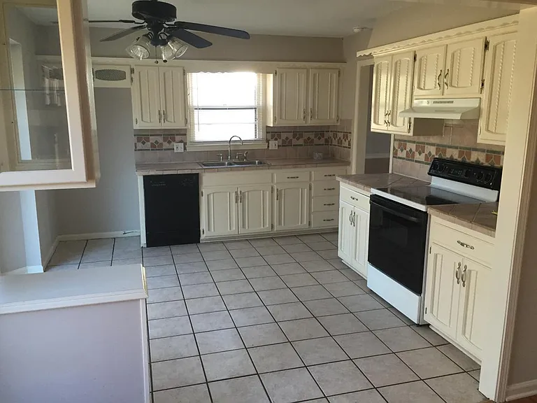 1025 S Clairborne Rd — Photo 2