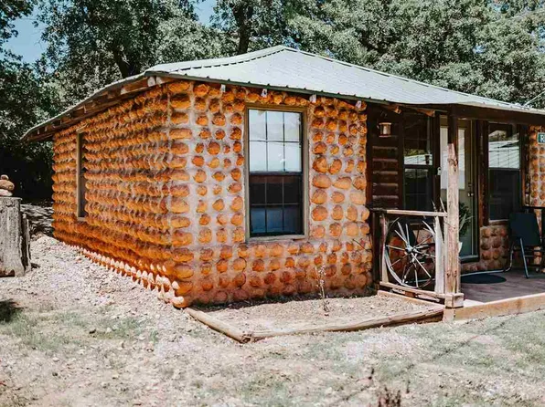 225 E Lake Dr, Medicine Park, OK 73557