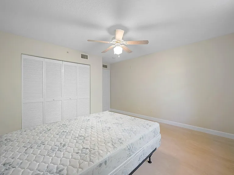619 E Sheridan St #106 — Photo 12