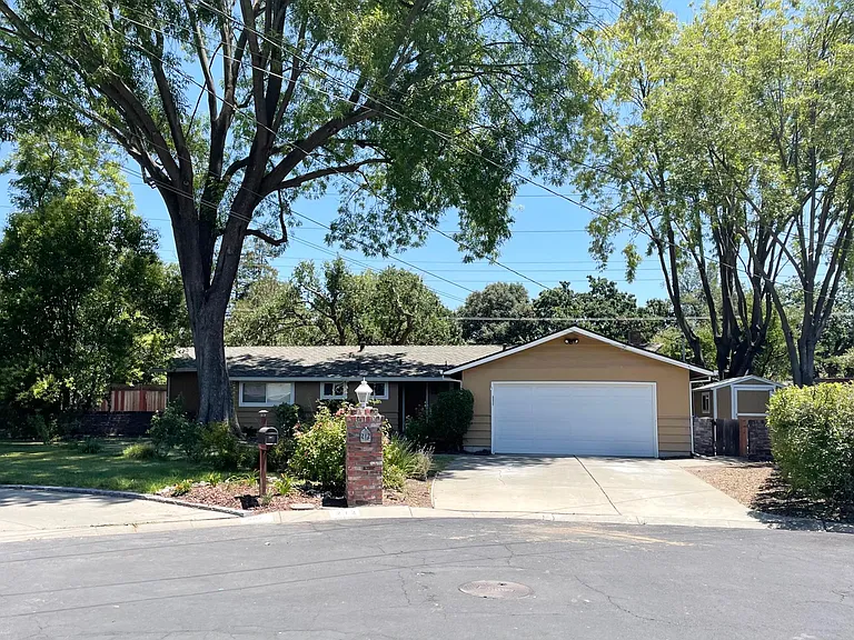 212 Ludell Dr — Photo 1