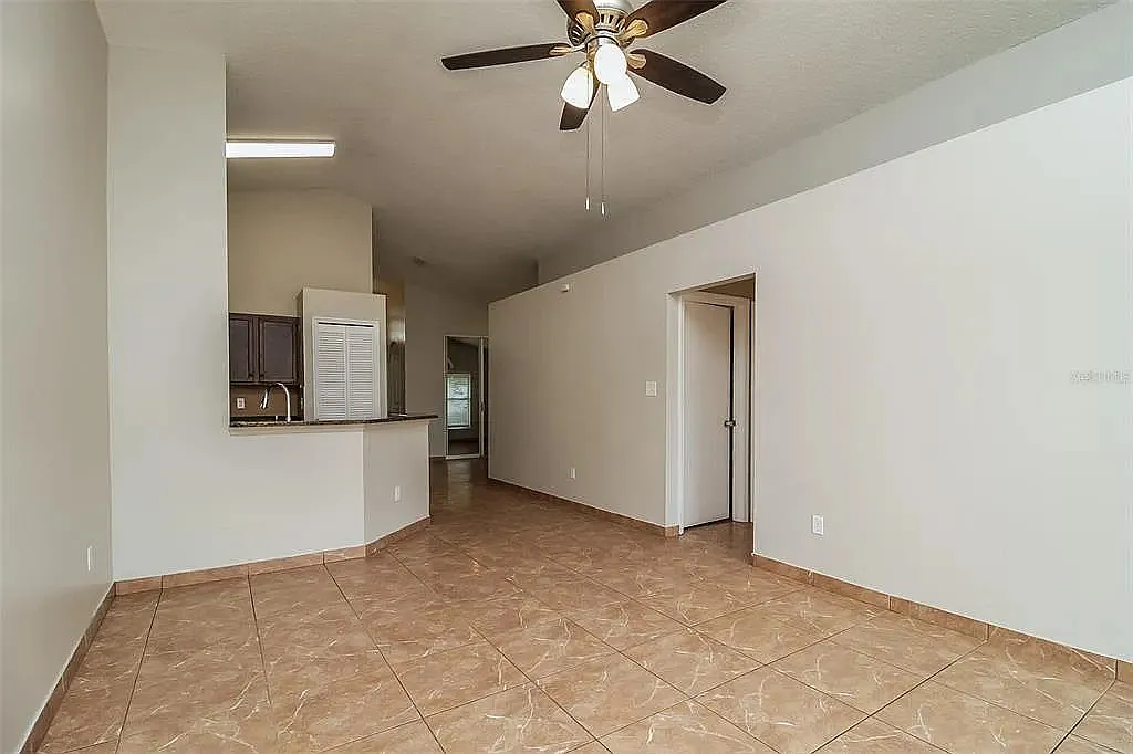 3 bed, 1252 sqft, $2,050 — Photo 3