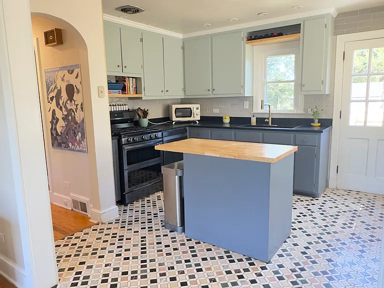 1104 Locust Ave — Photo 2