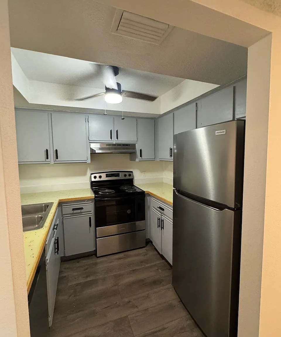 2 bed, 825 sqft, $1,300 — Photo 1